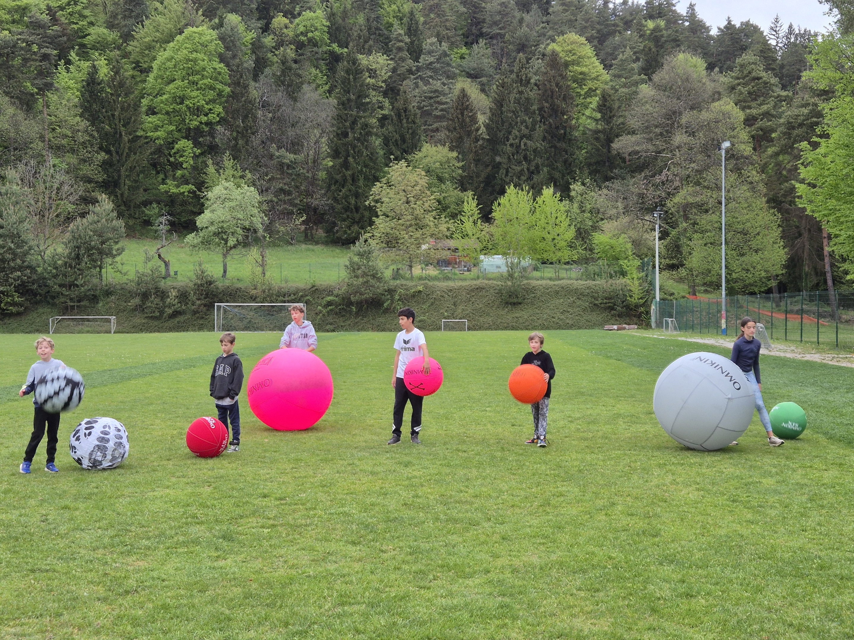 Kin-Ball igre za otroke: kako velike žoge povežejo vse generacije